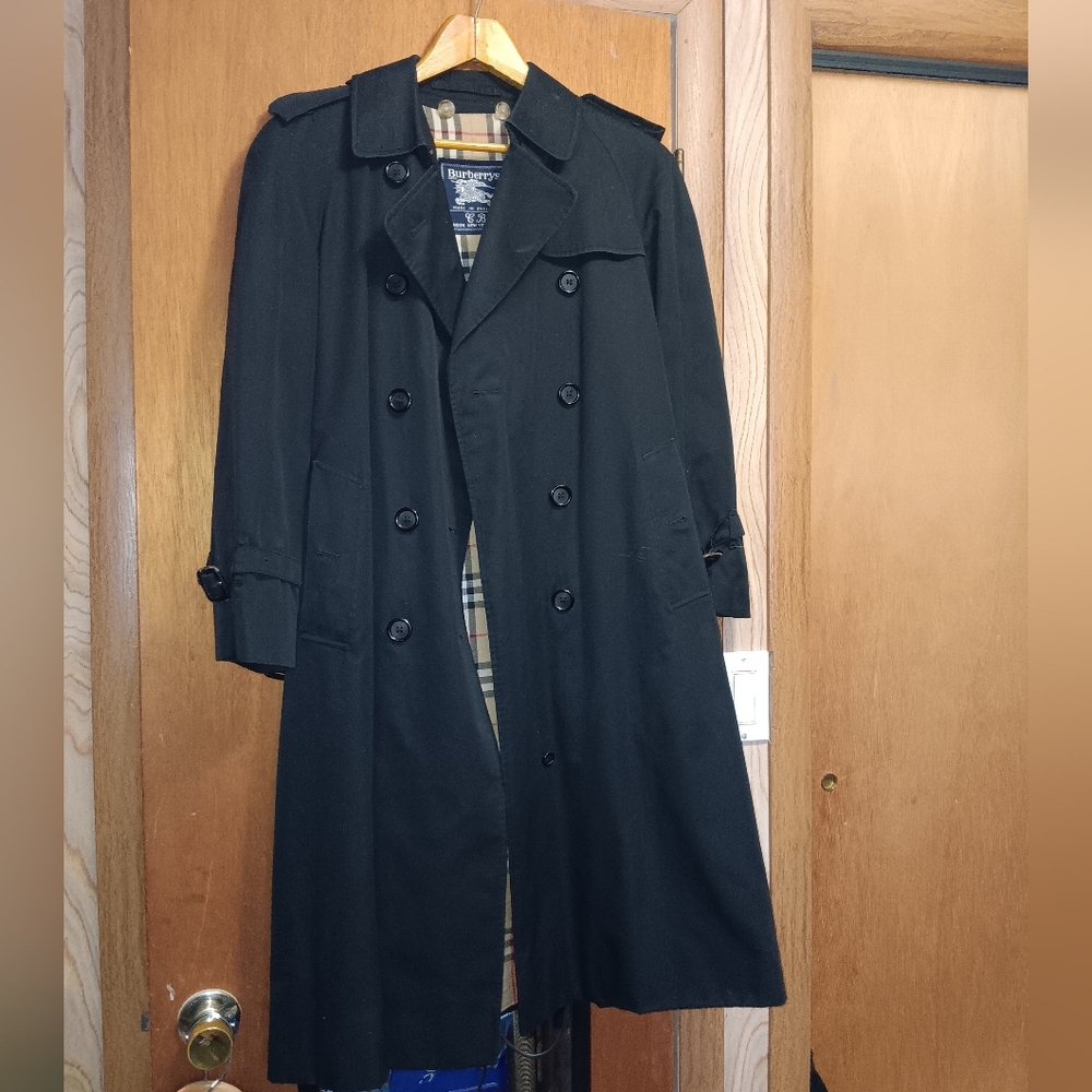 Like new Women's Burberry trench coat with lining